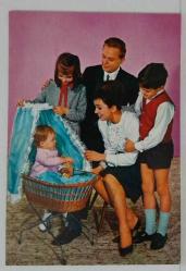 SEVGİ TEMALI AİLE KARTPOSTALI,ARKASINA YAZILMIŞ,RENKLİ, 11 X 15 CM EBADINDA