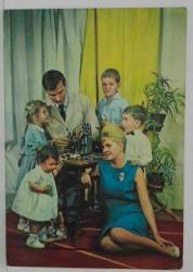 SEVGİ TEMALI AİLE KARTPOSTALI,ARKASINA YAZILMIŞ,RENKLİ, 11 X 15 CM EBADINDA