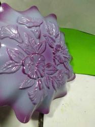 T8-----GÜL RENGİ KABARTMA ÇİÇEK DESENLİ AVRUPA ÜRETİMİ CAM TABAK