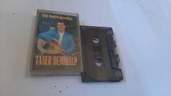 TANER DEMİRALP ELİ KULAĞINDA CAM  BASKI KASET