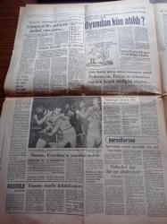 Cumhuriyet Gazetesi - 3 Aralık 1982 - Galatasaray Lisesi'nin 501. Kuruluş Yıldönümü Kutlandı - Ali Sami Yen Stadı - Kaçakçı Cenneti Bulgaristan Yazı Dizisi - Uğur Mumcu - Ülkücüler İçinde ABD'li Görevli Ruzi Nazar - Oral Çelik Malatya'da Bir Öğretmeni Öldürdüğü Gün Mehmet Ali Ağca Oradaydı - Bülend Ulusu Milli Gelir 1983'te Yüzde 5 Artabilir - NATO Sekreteryası Açıkladı Savunmaya En Çok Parayı Türkiye Ve Yunanistan Ayırıyor - Milli Savunma Bakanı Ümit Haluk Bayülken