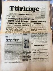 SAKARYA  TÜRKİYE  Gazetesi -Hakimiyet milletindir -  Yerel  Taşra Basını  -19 Ağustos 1958-YIL :3 -SAYI :681-Şehrimizde yakın tarihinin ilk İDAM KARARI  Verilmiş  bulunuyor !-Üç  sanıktan biri idam , biri müebbet diğeri 24 yıl hüküm giymişlerdir- Bize Göre Saltanat  yıllarının silinmeyen izleri  Belediye Reisi  Necdet Güven şehrin mimarisi için yardım isteyecek -Kulüplere  umumi  bakış  Adagençlik  Fethi Tunçel -Kısa Haberler-