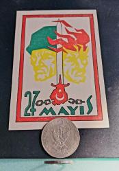 27 Mayıs 1960 İhtilali anısına hatıra olarak bastırılmış gümüş 10 lira , 27.5.1960 tarih baskılı gümüş erkek yüzüğü ve 9 x 13 cm. 27 MAYIS 1960 Afiş..