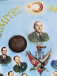 27 Mayıs 1960 İhtilali anısına hatıra olarak bastırılmış gümüş 10 lira , 27.5.1960 tarihli İhtilali yapan komutanlar görselli afişin kartona yapıştırılmış ikinci baskısı a 4 boyutunda.