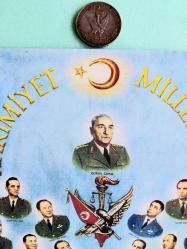 27 Mayıs 1960 İhtilali anısına hatıra olarak bastırılmış gümüş 10 lira , 27.5.1960 tarihli İhtilali yapan komutanlar görselli afişin kartona yapıştırılmış ikinci baskısı a 4 boyutunda.