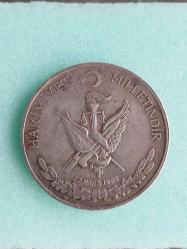27 Mayıs 1960 İhtilali anısına hatıra olarak bastırılmış gümüş 10 lira , 27.5.1960 tarihli İhtilali yapan komutanlar görselli afişin kartona yapıştırılmış ikinci baskısı a 4 boyutunda.