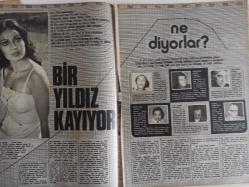 Ses Haftalık Aktüalite Sinema Tiyatro Müzik ve Gençlik Mecmuası Dergisi - 12 Temmuz 1975 - Sayı:28 - Nilüfer - Zeynep Değirmencioğlu - Tanju Okan - Halit Kıvanç - Zerrin Erdoğan - Emel Sayın - Türkan Şoray - Rıza Fazali - Perihan Savaş - Serdar Gökhan - İrfan Atasoy - Kartal Tibet Mick Jagger - Rolling Stones - Brian Jones - Hattric Krem Reklamı - Yılmaz Güney - Türkan Şoray - Rüçhan Adlı - Ertem Eğilmez - Muzaffer Aslan - Aziz Nesin - İrfan Ünal - Atıf Yılmaz - Murat Köseoğlu - Ersan Kazançel - Kemal Sunal - Birol Işın - Gönül Ülkü - Refik Erduran - Sevim Tuna - Hale Soygazi - Ahmet Özhan - Esmeray - Joan Baez - Christ Huerta - Raquel Welch - Jerrold Freedman - Raquel Welch - Seçil Heper - Sempati Çamaşır Makinesi Reklamı - OMO Deterjan Reklamı fotoğraf ve haberi - Dergi Tam Değildir Sadece 16 Sayfası Mevcuttur