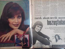 Ses Haftalık Aktüalite Sinema Tiyatro Müzik ve Gençlik Mecmuası Dergisi - 12 Nisan 1975 - Sayı:15 - Hakan Balamir - Tarık Akan - Necla Nazır - Ateş Böcekleri - Mine Mutlu - Ali Poyrazoğlu - Türkan Şoray - Hülya Koçyiğit - Sevda Ferdağ - Mehmet Keskinoğlu - Arzu Okay - Mete İnselel - Filiz Akın - Fatma Girik - İlhan Daner - Sermet Serdengeçti - Tugay Toksöz - Metin Erksan - İşte Gatsby haberi - Orkid PEd Reklamı - Clark Gable - Helmut Berger - Sydne Rome - Leman Çıdamlı - Sevda Aydan - Fatih ORbay - Yurdakul Kabasakal - Tülay Kopkiman - Rock Hudson - Pembe Panter - Rezzan Bosun - Rengin Atalay - Esin Şentürk - Mine Veral - Nilgün Tanrıverdi - Elidor Saç Kremi Reklamı - Lux Sabun Reklamı - Ajda Pekkan - İzin Filmi - Haşhaş Filmi - Kamuran Yüce - Güler Ökten - Candan İsen - Uğur Say - Müşfik Kenter - Yıldız Kenter - Şükran Güngör - OMO Deterjan Reklamı - Akbank Reklamı - Dergi Tam Değildir Sadece 26 Sayfası Mevcuttur