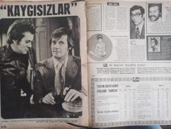 Ses Haftalık Aktüalite Sinema Tiyatro Müzik ve Gençlik Mecmuası Dergisi - 27 Nisan 1974 - Sayı:18 - Kadir İnanır - Uğur Akkartal - Nilüfer - Rüçhan Çamay - Sevim Tuna - Filiz Akın - Fatma Girik - Sadri Alışık - Cüneyt Arkın - Ediz Hun - Emel Sayın - Gönül Akkor - Zeki Müren - Roger Moore - Tony Curtis - Salih Kırmızı - Tamer Yiğit - Metin Erksan - Zafer Cilasun - Neşe Karaböcek - Hikmet Münir Ebcioğlu - AEG Buzdolabı Reklamı fotoğraf ve haberi - Dergi Tam Değildir Sadece 10 Sayfası Mevcuttur