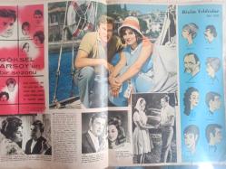 Ses Haftalık Aktüalite Sinema Tiyatro Müzik ve Gençlik Mecmuası Dergisi - 8 Aralık 1962 - Sayı:55 - Ulla Nielsen - Ann Smyrner - Jeanne Moreau - Johnny Hallyday - Cliff Richard - Clark Gable - Diana McBain - Jean Paul Belmondo - Burt Lancaster - Rock Hudson - Dorothy Lamour - Jerry Lewis - Nicholas Ray - Ateş Parçası filmi - Zeynep Değirmencioğlu - Hulki Saner - Hulusi Kentmen - Önder Somer - Suphi Kaner - Mualla Sürer - Tijen Par - Leyla Sayar - Göksel Arsoy - Erol Keskin - Asuman Korad - Muammer Karaca - Zafer Önen - Tevhid Bilge - İlhan Gençer - Millie Perkins - Connie Stevens - Brigitte Bardot fotoğraf ve haberi - Dergi Tam Değildir Sadece 16 Sayfası Mevcuttur