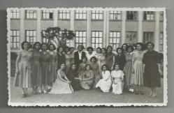 KIZ OKULU TALEBELERİ MÜDİRELERİYLE BİRLİKTE OKULUN ÖNÜNDE...