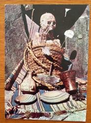 ŞEHİR KARTPOSTALI, PERU'DAKİ KAZILARDA ÇIKARILAN ÇEŞİTLİ EŞYALARIYLA BİRLİKTE GÖMÜLEN İNKA MUMYALARINDAN BİRİ, ARKASI YAZILI, RENKLİ, 11 X 15 CM EBADINDA - 1940'LAR, 1950'LER, 1960'LAR, 1970'LER 1980'LER