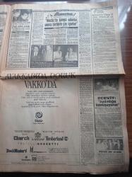 Milliyet Gazetesi - 21 Ekim 1985 - Galatasaray'a Federal Almanya'da Görkemli Karşılama - Derwall Yarı Türk Oldu - Bulgar Dışişleri Bakan Yardımcısı İvan Ganev'in Milliyet'e Demeci - Türkiye İle İlişkiler Kötü Kokuyor - Bülent Ecevit Aydınlığa Kavuşuyoruz - Kenan Evren Sayım Sistemini Beğenmedi - Celal Bayar