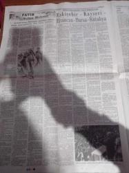 Milliyet Gazetesi - 3 Mayıs 1950 -  Tıpkıbasım - Kızıl Tahrikat Yapanlar Yakalandı - Sanatkar Nevin Seval'in Geçirdiği Esrarlı Kazanın Mahiyeti - Fatih Sultan Mehmet - Meşhur Şarkıcı Perez Kahire'de Linç Edildi - Celal Bayar'ın Milliyet'e Mesajı - Seçim Yaklaşıyor - Milli Eğitim Mükafatı Maçlarındaki Durum - Turnuvanın Şampiyonu Fenerbahçe