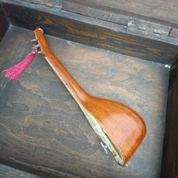 Vintage saz formunda Bakalit Malzemeden 37cm laternalı müzik çalar