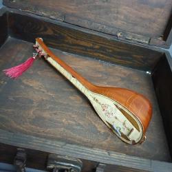 Vintage saz formunda Bakalit Malzemeden 37cm laternalı müzik çalar