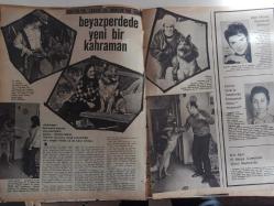 Ses Haftalık Aktüalite Sinema Tiyatro Müzik ve Gençlik Mecmuası Dergisi - 29 Nisan 1972 - Sayı:18 - Fatma Belgen - Aytaç Arman - Kerime Nadir - Nejat Saydam - Metin Serezli - Türkan Şoray - Tarık Akan - Yalçın Gülhan - Murat Köseoğlu - Acar Köseoğlu - İlker İnanoğlu - Ediz Hun - Zeki Müren - Fatma Girik - Filiz Akın - Selpak Mendil Reklamı - Brian Forbes - Yılanların Gecesi filmi - Azat Kuşu filmi - Kopuk filmi - Tülin Örsek - Hikmet Münir Ebcioğul - Yapı ve Kredi Bankası Reklamı fotoğraf ve haberi - Dergi Tam Değildir Sadece 12 Sayfası Mevcuttur