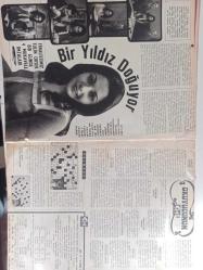 Ses Haftalık Aktüalite Sinema Tiyatro Müzik ve Gençlik Mecmuası Dergisi - 29 Nisan 1972 - Sayı:18 - Fatma Belgen - Aytaç Arman - Kerime Nadir - Nejat Saydam - Metin Serezli - Türkan Şoray - Tarık Akan - Yalçın Gülhan - Murat Köseoğlu - Acar Köseoğlu - İlker İnanoğlu - Ediz Hun - Zeki Müren - Fatma Girik - Filiz Akın - Selpak Mendil Reklamı - Brian Forbes - Yılanların Gecesi filmi - Azat Kuşu filmi - Kopuk filmi - Tülin Örsek - Hikmet Münir Ebcioğul - Yapı ve Kredi Bankası Reklamı fotoğraf ve haberi - Dergi Tam Değildir Sadece 12 Sayfası Mevcuttur