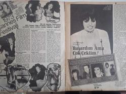 Ses Haftalık Aktüalite Sinema Tiyatro Müzik ve Gençlik Mecmuası Dergisi - Bengü Şen - Bilge Şen - Bebe Kardeşler haberi - Tarık Akan - Genç Kral'ın Saltanat Arabası haberi - Suavi Sonar - İngrid Bergman - Anna Karina - Jacqueline Bisset - Yves Montand - Selma Güneri - Haldun Taner - Fatma Belgen - Liza Minnelli - Judy Garland - Vincente Minnelli - Ali Sar - Pe Re Ja Şampuan Reklamı fotoğraf ve haberi - Dergi Tam Değildir Sadece 8 Sayfası Mevcuttur - Dergi Kapağı Yoktur