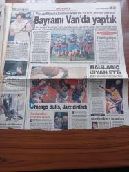 Hürriyet Gazetesi - 27 Ocak 1998 - Chicago Bulls Jazz Dinledi - Elvir Boliç - Bill Clinton Monica İle Seks İlişkim Olmadı - Gümrük Müsteşarı Ramazan Uludağ'ın İsyanı - MİT'e Köşk Antetli Gönüllü Aday - Hazine'den Titan Saadet Zinciri İçin Suç Duyurusu - Devlet Bakanı Eyüp Aşık Firari Haluk Kırcı Özel Tim'e Konuk Oldu - Dev Ortaklığa Rizzoli De Katıldı