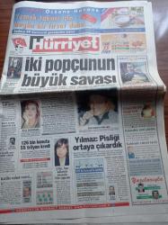 Hürriyet Gazetesi - 25 Ocak 1998 - Beşiktaş Taraftarı Bölündü - Bill Clinton'ın Seks Yemini Cinliği - Oktay Derelioğlu - İki Popçu Yıldız Tilbe Ve Harun Kolçak'ı. Büyük Savaşı - Rafet El Roman - Tansu Çiller Apo Suikastını Savundu Yine Yaparım - Susurluk Raporu - Mesut Yılmaz - Kutlu Savaş - Recm Cezası Kuran'da Yok - Abdullah Çatlı - Rolling Stones - Ahmet Ertegün
