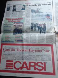Hürriyet Gazetesi - 25 Ocak 1998 - Beşiktaş Taraftarı Bölündü - Bill Clinton'ın Seks Yemini Cinliği - Oktay Derelioğlu - İki Popçu Yıldız Tilbe Ve Harun Kolçak'ı. Büyük Savaşı - Rafet El Roman - Tansu Çiller Apo Suikastını Savundu Yine Yaparım - Susurluk Raporu - Mesut Yılmaz - Kutlu Savaş - Recm Cezası Kuran'da Yok - Abdullah Çatlı - Rolling Stones - Ahmet Ertegün