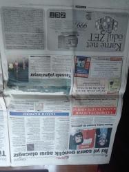 Hürriyet Gazetesi - 25 Ocak 1998 - Beşiktaş Taraftarı Bölündü - Bill Clinton'ın Seks Yemini Cinliği - Oktay Derelioğlu - İki Popçu Yıldız Tilbe Ve Harun Kolçak'ı. Büyük Savaşı - Rafet El Roman - Tansu Çiller Apo Suikastını Savundu Yine Yaparım - Susurluk Raporu - Mesut Yılmaz - Kutlu Savaş - Recm Cezası Kuran'da Yok - Abdullah Çatlı - Rolling Stones - Ahmet Ertegün
