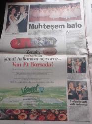 Hürriyet Gazetesi - 2 Mart 1998 - Galatasaray Zirvede - Metin Akpınar Arabesk Söylesem Bir Milyon Satar - Elleri Kınalı Madonna - Tema Vakfı 5 Yaşında - İşte Yeşil Kod Adlı Mahmut Yıldırım'ın Evi - Yeşil Gogol'un Ölü Canlar Kitabını Okuyormuş - Hanefi Avcı'ya Bir Dava Daha