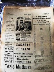 SAKARYA POSTASI  -GÜNLÜK SİYASİ GAZETE -YEREL TAŞRA BASINI   - 15 Temmuz 1964-YIL :10 -SAYI :5004-Sakarya Yeni Özel İdare Müdürü İbrahim Eren 'in  Teşkilata Tamimi -Pazar Günleri kumbaz yolunun acıklı hali-İlimizde Sanayide hızla  gelişmekte  Osman Erkaya -Makine -Kimyanın  dikenlitel  imalatı -Odalar personel için emeklilik  statüsü -İhracatın Artırılması İçin Alınan  Tedbirler -XIII  cü  Kota İle ilgili  Teklifler - Ertuğrul URUK -İlan Tarifesi -
