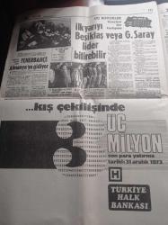 Hürriyet Gazetesi - 28 Aralık 1973 - İsmet İnönü Paşa'yı Toprağa Veriyoruz - Mevhibe İnönü'nün Acısı Sonsuz - Cenaze Töreni TV Ve Radyoda Yayınlanacak - Ömer İnönü - Özden Toker - İsmet İnönü'nün Son Yolculuğunda 8 General İle Harbiyeliler Top Arabasının Yanında Yürüyecek - Koç Topluluğu Halka Açıldı - Ateş Böcekleri - Fenerbahçe Almanya'ya Gidiyor