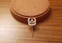 DOĞU ALMANYA KOMÜNİST DÖNEMİ ONURSAL UNVANA YEDİ YILLIK PLAN EYLEMCİSİ  ROZETİ - MADALYA B9791