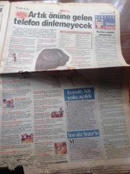 Hürriyet Gazetesi - 4 Ekim 2001 - Hakan Şükür Inter'e Veda Ediyor - Orhan Pamuk İtalyan Kadın Dergisinde - Jodie Foster İkinci Kez Anne - Afganistan'da 53 Bin Asker Vur Emri Bekliyor - Necmettin Erbakan - Recep Tayyip Erdoğan - Kemal Uzan Devlet Su İşleri'ni De Soydu - Kepez Elektrik - 1945'ten Beri İlk ABD Rusya İşbirliği - Kadir İnanır - İbrahim Tatlıses