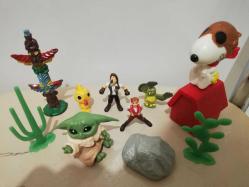 Karışık Oyuncak lot set. Baby Yoda Snoopy ağaç kaya kaktüs kızılderili kabile sembol aslan max leena sarı kuş civciv baykuş koleksiyon dekor hediye nostalji tasarım süs hobi eğlence vintage aksesuar promosyon reklam Hediyelik dekorluk