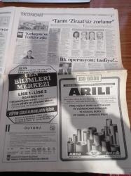 Milliyet Gazetesi - 15 Mart 1996 - Ayağa Kalk Zeyrek - Fenerbahçe'de Galatasaray Sevinci - Koraç Kupası Efes Pilsen'in - Cellat Peter Naumoski - Güzellik Kraliçesi Burcu Burkut ABD'de de AIDS'e Yakalandı - Çetin Emeç Suikastı - Cumhurbaşkanı Süleyman Demirel PKK'nın Arkasında Suriye Var - Su Sorunu Arapları Birleştirdi - Boğaziçi Ve Fatih Sultan Mehmet Köprüleri 100 Bin Lira Oluyor - Refah Partisi'nde Beyaz Çorap Yasağı