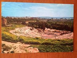 ŞEHİR KARTPOSTALI, SİRAKÜZA VEYA SIRAKUZA, İTALYA'NIN SİCİLYA ÖZERK BÖLGESİ'DE ANTİK YUNAN ÇAĞINDA BİR KOLONİ DEVLET OLARAK KURULMUŞ, GÜNÜMÜZDE SİRAKÜZA İLİNİN MERKEZİ OLAN TARİHİ BİR KENT, ARKASI YAZILI VE PULLU (1983 TARİHLİ ADELE ANAVI MEKTUBU), RENKLİ, 11 X 15 CM EBADINDA - 1940'LAR, 1950'LER, 1960'LAR, 1970'LER 1980'LER