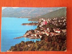 ŞEHİR KARTPOSTALI, OPATİJA MUHTEŞEM DENİZ MANZARASI, HIRVATİSTAN'NIN ADRİYATİK KIYISINDA, RİJEKA'NIN HEMEN GÜNEYBATISINDA BİR ŞEHİR, ARKASI YAZILI VE ÇİFT PULLU (1977 TARİHLİ MEKTUP), RENKLİ, 11 X 15 CM EBADINDA - 1940'LAR, 1950'LER, 1960'LAR, 1970'LER 1980'LER