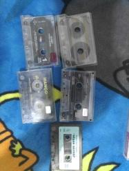 kaset koleksiyonu ( 3,5 kaset de farklılık gösterebilir, satılmıştır ve içinde başka kaset çıkar vs, çoğunluğu duruyor