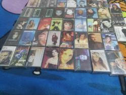 kaset koleksiyonu ( 3,5 kaset de farklılık gösterebilir, satılmıştır ve içinde başka kaset çıkar vs, çoğunluğu duruyor