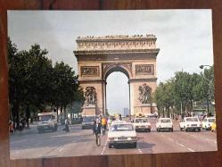ŞEHİR KARTPOSTALI, FRANSA PARİS CADDESİ VE TARİHİ ZAFER TAKI ANITI, ARKASI YAZILI (1987 TARİHLİ MEKTUP), RENKLİ, 11 X 15 CM EBADINDA - 1940'LAR, 1950'LER, 1960'LAR, 1970'LER 1980'LER