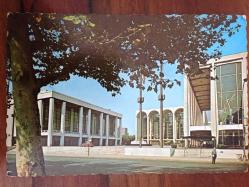 ŞEHİR KARTPOSTALI,ABD LİNCOLN CENTER FOR THE PERFORMİNG ARTS, METROPOLİTAN OPERA VE NEW YORK CİTY BALLET GİBİ PEK ÇOK ÜNLÜ KURUMA EV SAHİPLİĞİ YAPAN ÇOK SALONLU KOMPLEKS, ARKASI YAZIL (ADELE ANAVI MEKTUBU), RENKLİ, 11 X 15 CM EBADINDA - 1940'LAR, 1950'LER, 1960'LAR, 1970'LER 1980'LER