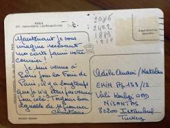 ŞEHİR KARTPOSTALI, FRANSA PARIS NOTRE DAME ÖNÜ VE RESİMLERİNİ SERGİLEYEN RESSAMLAR, ARKASI YAZILI (ADELE ANAVI MEKTUBU), RENKLİ, 11 X 15 CM EBADINDA - 1940'LAR, 1950'LER, 1960'LAR, 1970'LER 1980'LER