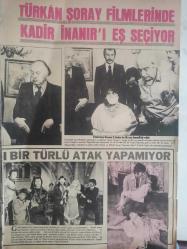 Pazar Aktüalite Sinema Tiyatro Mizah Mecmuası Dergisi Gazetesi - Hülya Korur - Belinda Rolls - Osman Faruk Seden - Türkan Şoray - Kadir İnanır - Gönül Hancı -Tamer Yiğit - Tülin Kazan - Turgut Özatay - Tarık Şimşek - Müjde Ar - Aysel Gürel fotoğraf ve haberi - Dergi Tam Değildir Sadece 2 Sayfası Mevcuttur - Dergi Kapağı Yoktur