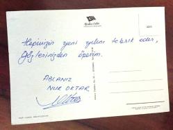 HEDİYE KARTPOSTALI, HEDİYE GETİREN NOEL BABA VE ETRAFINDAKİ ÇOCUKLAR ÇİZİMİ, ARKASI YAZILI, RENKLİ, 11 X 15 CM EBADINDA - 1940'LAR, 1950'LER, 1960'LAR, 1970'LER 1980'LER