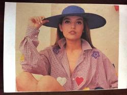 HEDİYE KARTPOSTALI, KARELİ GÖMLEK GİYMİŞ VE MAVİ ŞAPKA TAKMIŞ OLAN DEMET AKALIN'A BENZEYEN GENÇ KADIN, ARKASI YAZILMAMIŞ, RENKLİ, 15 X 10 CM EBADINDA - 1940'LAR, 1950'LER, 1960'LAR, 1970'LER 1980'LER