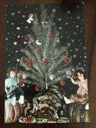 HEDİYE KARTPOSTALI, YILBAŞI AĞACI VE KÖŞELERİNDEKİ BEBEK OYUNCAKLARI, ARKASI YAZILMAMIŞ, RENKLİ, 10 X 15 CM EBADINDA - 1940'LAR, 1950'LER, 1960'LAR, 1970'LER 1980'LER
