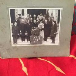 Antika - Edirne Belediyesi Önünde Cumhuriyet Halk Fırkası 1935 Milletvekili adayları Dr. Fatma Memik, Trakya Paşaeli Cemiyeti kurucularından Mehmet Şeref Aykut ve Faik Kaltakkıran ile Edirneliler toplu halde. CH. Fırkası dönemin örme bayrağı ile fotoğraf 1935 yılından beri itina ile korunmuş, dönemine göre kusursuzdur. - kitantik - kitaLog