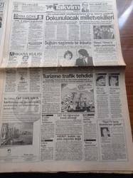 Takvim Gazetesi - 18 Aralık 1995 - Aykut Kocaman - Hakan Şükür - Fatih Terim - Saffet Sancaklı - Adıyaman Ve Kilis'te Petrol Sevinci - Tansu Çiller'e Anlamlı Hediye - Taş Bebek Gönül Yazar Sahnelere Geri Döndü - Onur Öymen Türkiye Ya AB'ye Üye Olup Çağ Atlayacak Ya Da Geri Gidecek - Eski Bakan Tuncay Mataracı Oğlunu Evlendirdi - Son Darbe Mike Tyson'dan - Müzik  Dünyasına Yeni Bir Ses Geldi Neveser Gerginok
