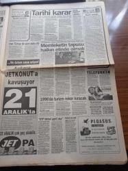 Takvim Gazetesi - 18 Aralık 1995 - Aykut Kocaman - Hakan Şükür - Fatih Terim - Saffet Sancaklı - Adıyaman Ve Kilis'te Petrol Sevinci - Tansu Çiller'e Anlamlı Hediye - Taş Bebek Gönül Yazar Sahnelere Geri Döndü - Onur Öymen Türkiye Ya AB'ye Üye Olup Çağ Atlayacak Ya Da Geri Gidecek - Eski Bakan Tuncay Mataracı Oğlunu Evlendirdi - Son Darbe Mike Tyson'dan - Müzik  Dünyasına Yeni Bir Ses Geldi Neveser Gerginok
