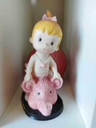 1980'LERDEN VİNTAGE POLİRESAN FANTASTİK BİBLO DOMUZUN ÜZERİNDE KIZ BEBEK 17 CM