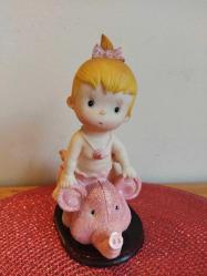 1980'LERDEN VİNTAGE POLİRESAN FANTASTİK BİBLO DOMUZUN ÜZERİNDE KIZ BEBEK 17 CM